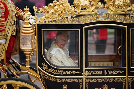 “Nu putem fi niciodată la timp”. Ce s-a citit pe buzele regelui Charles al III-lea înainte de ceremonia încoronării