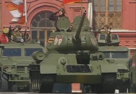 Un tanc, câţiva soldaţi foarte tineri şi un mesaj delirant. Parada Moscovei, menită să etaleze puterea, i-a dezvăluit în schimb slăbiciunea - CNN