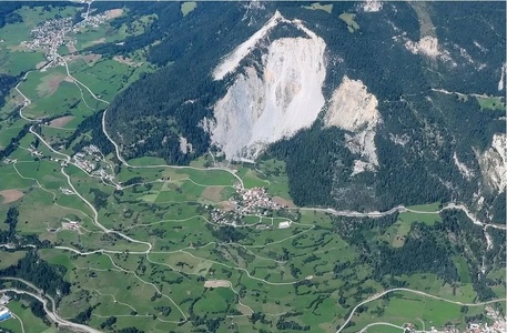 Elveţia - Două milioane de metri cubi de rocă urmează să se desprindă şi să se prăbuşească în următoarele câteva zile. Un sat a fost evacuat