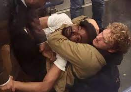 Un puşcaş marin, Daniel Penny, acuzat de uciderea prin strangulare în metroul newyorkez a unui cunoscut tânăr fără adăpost afroamerican, Jordan Neely, un imitator al lui Michael Jackson. O înregistrare video stârneşte emoţie şi proteste violente