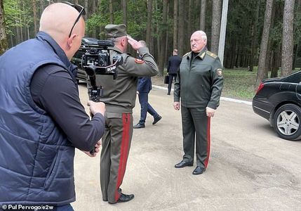 Televiziunea din Belarus publică imagini cu Lukaşenko la o bază militară, după ce opoziţia din Belarus a fost avertizată să fie pregătită pentru „democraţie”. Un misterios avion al guvernului rus a venit în weekend la Minsk - VIDEO