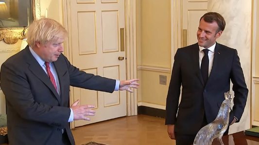 Boris Johnson a spus despre Macron că este "lingăul lui Putin", dezvăluie un fost consilier