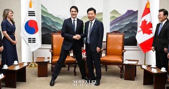 Premierul canadian Justin Trudeau provoacă o nouă controversă din cauza unei fotografii în care apare într-o postură ciudată