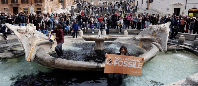 Şapte tineri activişti care protestează faţă de schimbările climatice au înnegrit apa Fântânii Trevi din Roma, cu cărbune