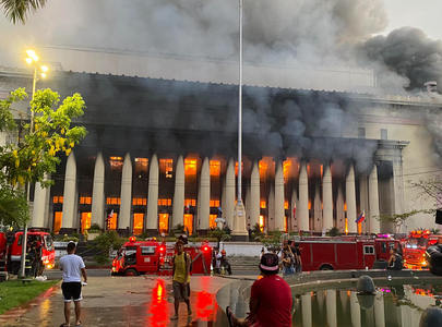 Sediul central al Poştei filipineze din Manila, o clădire istorică, devastat de un incendiu uriaş