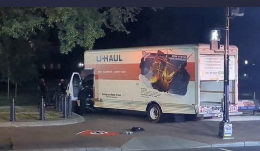 Un şofer a izbit un camion de gardul de securitate de la Casa Albă. În vehicul a fost găsit un steag nazist - VIDEO