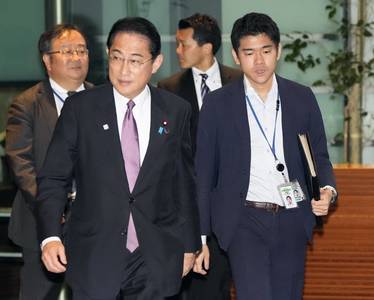 Premierul Japoniei şi-a demis propriul fiu din postul de secretar, după o petrecere scandaloasă