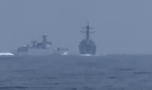 O navă de război chineză a tăiat calea unui distrugător american în strâmtoarea Taiwan. Distanţa dintre cele două nave a fost de doar 137 de metri - VIDEO