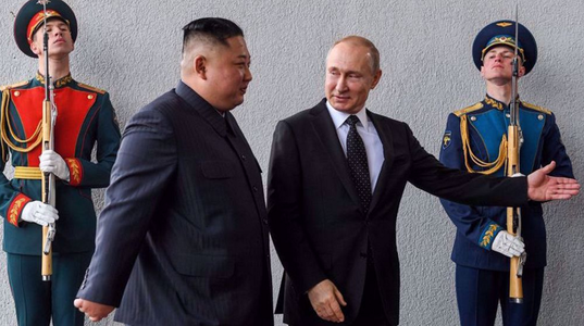 Kim Jong Un se angajează, de Ziua Naţională a Rusiei, să consolideze cooperarea strategică ”mână-n mână” cu Putin. El îşi exprimă ”susţinerea şi solidaritatea depline” faţă de decizia lui Putin a invada Ucraina