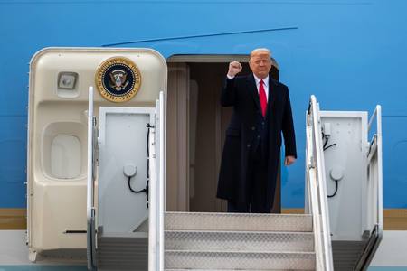 Trump soseşte în Florida pentru a se confrunta cu acuzaţii, îşi menţine avansul în sondaje
