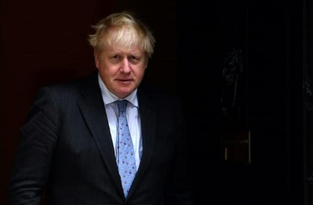 Fostul premier Boris Johnson intră din nou în presă. El a obţinut un post de editorialist la tabloidul The Daily Mail, dar mişcarea este contestată de un organism de etică