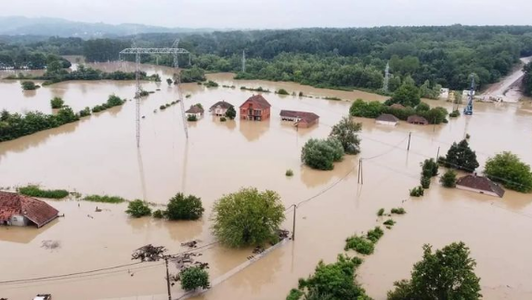 Stare de urgenţă în Serbia şi Bosnia din cauza inundaţiilor severe. Ploile torenţiale au prăbuşit poduri, iar zeci de oameni a trebuit să fie salvaţi - VIDEO