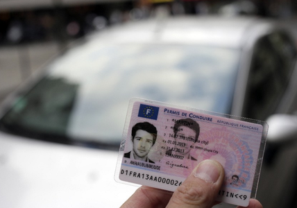 Guvernul francez anunţă scăderea vârstei obţinerii permisului auto şi conducerii de la 18 la 17 ani, începând din ianuarie 2024