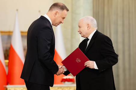 Jaroslaw Kaczynski se întoarce în Guvern ca vicepremier pentru a coordona activitatea guvernamentală. Şeful Guvernului, Mateusz Morawiecki, ”rămâne în post”. Patru vicepriemieri demişi din funcţie. Opoziţia îl ironizează