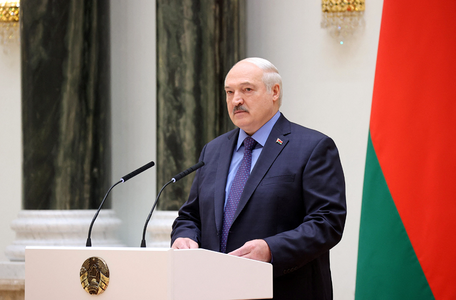 Lukaşenko dezvăluie noi informaţii despre negocierile cu Putin şi Prigojin. Prigojin nu i-a răspuns la telefon lui Putin sâmbătă dimineaţa. S-au organizat trei canale cu Rostovul până la prânz. Prigojin, euforic, i-a răspuns lui Lukaşenko. 30 de minute de