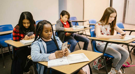 Telefoanele mobile, tabletele şi ceasurile conectate urmează să fie interzise în sălile de clasă din învăţământul secundar în Olanda, anunţă Guvernul olandez