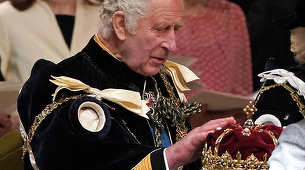 Charles al III-lea îşi sărbătoreşte încoronarea recentă în Scoţia, primit cu strigăte de ”Not My King”. Cuplul regal, însoţit de William şi Kate. 21 de focuri de tun de pe meterezele Castelului Edinburgh. 