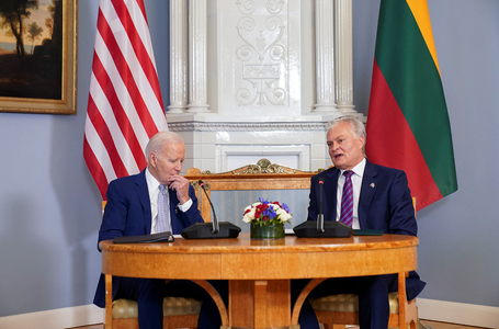 Biden îi spune lui Nauseda că ”abia aşteaptă” ca Suedia să adere la NATO