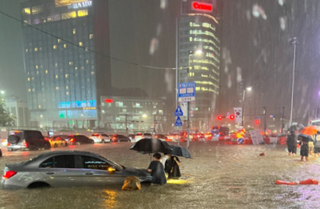Trupurile neînsufleţite a opt persoane au fost recuperate dintr-un tunel inundat de ploile abundente din Coreea de Sud; Bilanţul victimelor inundaţiilor a ajuns la 35