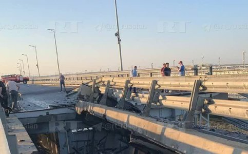 AFP: Serviciile speciale şi marina ucraineană se află în spatele atacului asupra podului din Crimeea. Podoliak: "Orice structură ilegală folosită pentru a livra echipamente ruseşti pentru crimă în masă este în mod necesar efemeră"