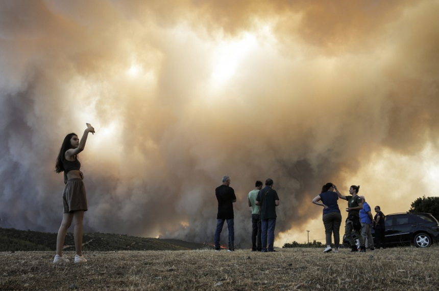 Ελαφρά ανάπαυλα μετά τις πυρκαγιές στη δυτική Αθήνα και…