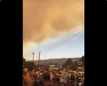 Sute de turişti au fost evacuaţi de pe insula Rodos din cauza incendiilor. Grecia trece prin probabil cel mai lung episod de caniculă din istorie - VIDEO