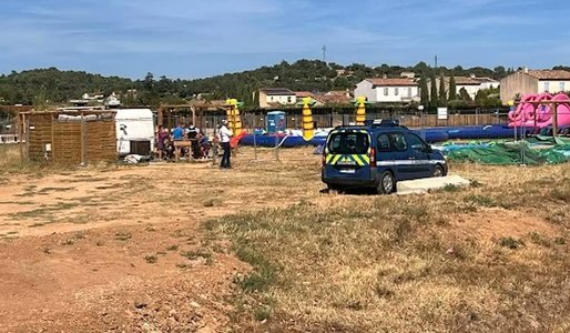 Franţa: O structură gonflabilă şi-a luat zborul într-un parc acvatic. Un copil şi un bărbat de 35 de ani, răniţi grav