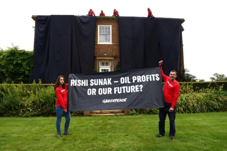 Activişti Greenpeace acoperă casa lui Sunak la Kirby Sigston, în Anglia, în cearşafuri ”negru petrol”. Vicepremierul Oliver Dowden, locţiilorul premierului în vacanţă în California, denunţă o ”cascadă stupidă”. Mame protestează la Downing Street