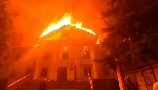 Incendiul care a cuprins acoperişul din lemn al unei universităţi din Doneţk în urma bombardamentelor ucrainene, izolat - VIDEO