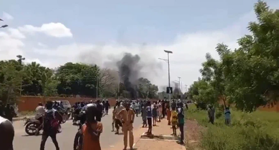 Niger şi-a închis spaţiul aerian şi refuză să-l repună în funcţie pe preşedinte