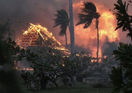Şase persoane au fost ucise de incendii violente pe insula Maui din Hawaii. Supravieţuitorii au sărit în ocean pentru a scăpa de flăcări - VIDEO