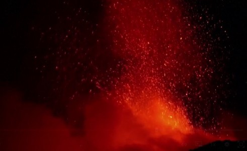 Aeroportul din Catania a fost închis din cauza erupţiei vulcanului Etna - VIDEO