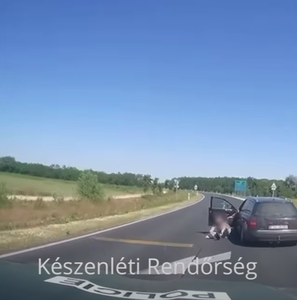 Un român care transporta 12 migranţi intraţi ilegal în Ungaria a sărit din maşina aflată în mers şi a fugit / Vehiculul, oprit de pasagerii abandonaţi / Autorităţile ungare cer arestarea bărbatului - VIDEO