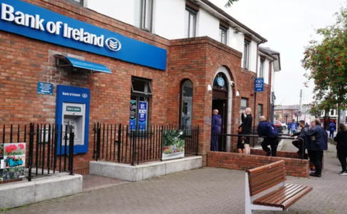 Bank of Ireland îşi cere scuze în urma unei probleme care le-a permis clienţilor să retragă la ATM mai mulţi bani decât aveau în cont. Cozi la ATM, după zvonul retragerii de bani ”gratuit”. Unii clienţi fără bani în cont au putut retrage până la 10.000 de