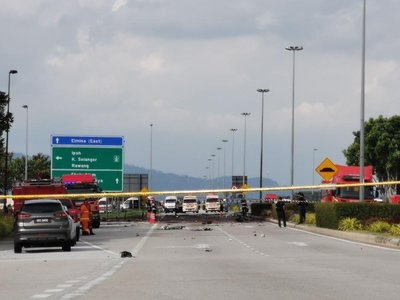 Cel puţin zece morţi, în Malaezia, după ce un avion s-a prăbuşit pe o autostradă expres - VIDEO