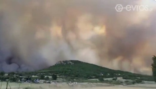 Un mare incendiu de vegetaţie face ravagii în pădurile din nordul Greciei. Opt sate au fost evacuate - VIDEO