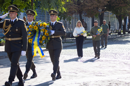 Cuplul Zelenski aduce, de Ziua Independenţei, un omagiu ucrainenilor căzuţi în războiul cu Rusia