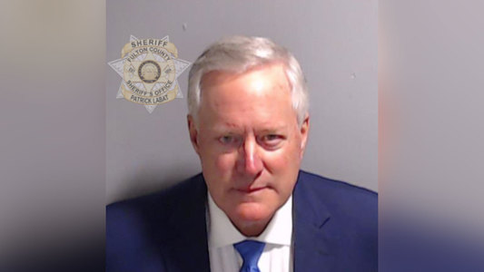 Mark Meadows, fostul şef de cabinet al lui Donald Trump la Casa Albă, co-inculpat în dosarul din Georgia, s-a predat la închisoarea din comitatul Fulton, a fost fotografiat şi eliberat contra unei cauţiuni de 100.000 de dolari