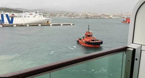 Un vas de croazieră britanic s-a desprins din ancoră şi s-a ciocnit cu o navă de marfă în timpul unei furtuni în Mallorca - VIDEO