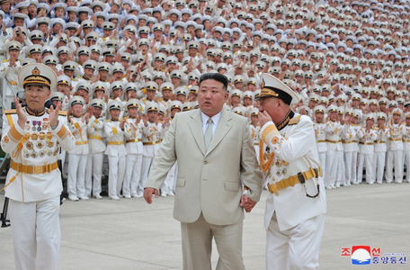 Kim Jong Un îndeamnă la o consolidare a Marinei nord-coreene, din cauza ”riscului războiului nuclear”, în timpul unor exerciţii navale tripartite în cadrul unor manevre militare anuale americano-sud-coreene până la sfârşitul lui august care înfurie Phenia