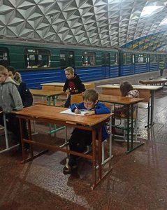 Oraşul ucrainean Harkov a amenajat săli de clasă în staţiile de metrou pentru a proteja elevii de rachete