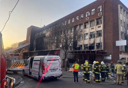 UPDATE - Zeci de persoane au murit într-un incendiu izbucnit într-o clădire din Johannesburg