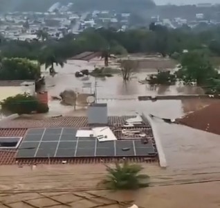 Ploile aduse de un ciclon în sudul Braziliei au făcut 22 de morţi şi au lăsat oraşe complet inundate