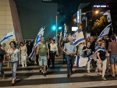 Israelienii au ieşit din nou în stradă înainte de o decizie-cheie a instanţei supreme în legătură cu legislaţia controversată adoptată de guvern