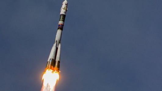O navetă Soyuz, cu doi cosmonauţi ruşi şi un astronaut american, a ajuns pe Staţia Spaţială Internaţională 