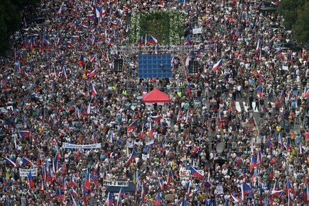 Mii de protestatarii cehi s-au mobilizat împotriva politicilor pro-occidentale ale guvernului