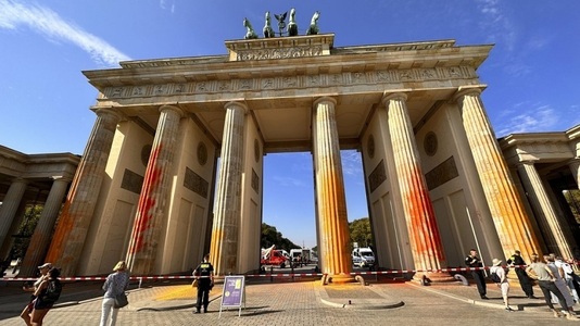 Activişti pentru mediu au pulverizat duminică vopsea portocalie şi galbenă pe coloanele porţii Brandenburg din Berlin