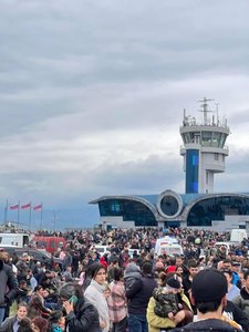 Mii de armeni din Karabah se adună la aeroport după acordul de încetare a focului