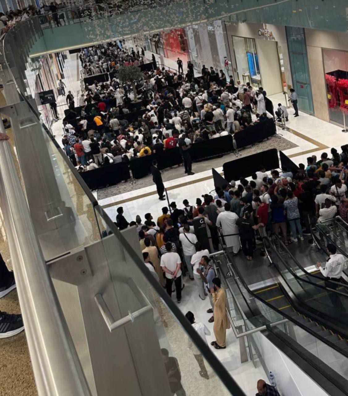 Revolte şi îmbrânceli în Dubai - haos la mall-ul unde s-a pus în vânzare iPhone 15 - VIDEO