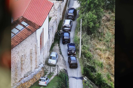 Kremlinul consideră situaţia din Kosovo ”potenţial periculoasă”, după uciderea unui poliţist kosovar la frontiera cu Serbia şi a trei dintre atacatori, baricadaţi într-o mănăstire ortodoxă